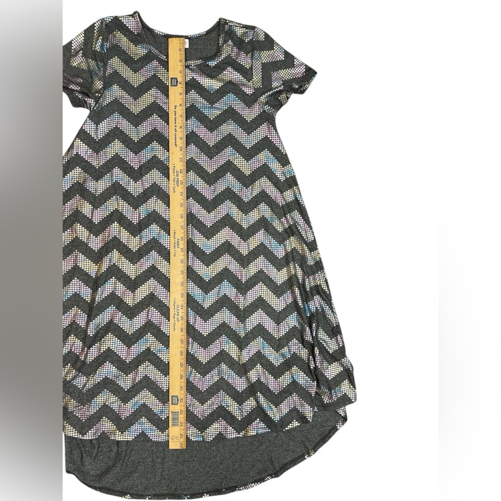 fitted bodice Circle hi low skirt Short sleeve Has shimmer Scoop neck Geometric